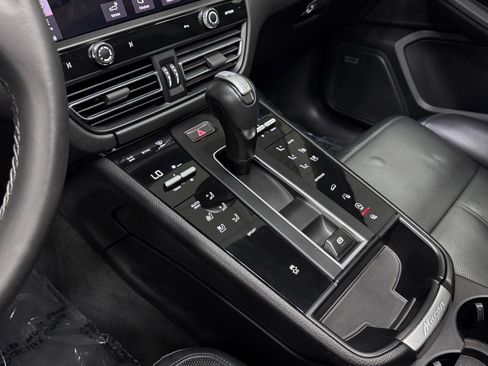 Used 2024 Porsche Macan AWD/4WD image 30