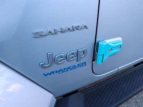 Used 2022 Jeep Wrangler Unlimited Sahara image 13