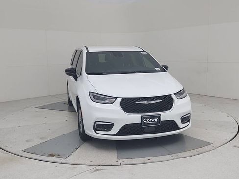 New 2026 Chrysler Pacifica Select image 4