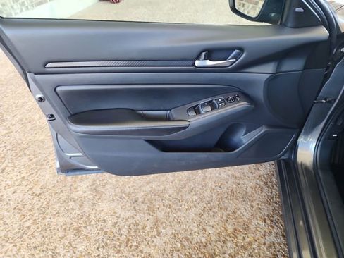 Used 2024 Nissan Altima 2.5 SV FWD image 9