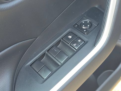 Used 2019 Toyota RAV4 XLE w/ Carpet Mat Package AWD/4WD image 24