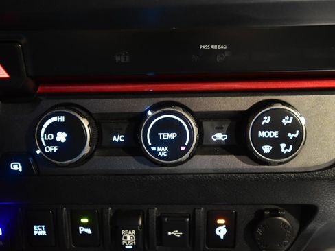 Used 2020 Toyota Tacoma TRD Off-Road w/ Technology Package AWD/4WD image 32