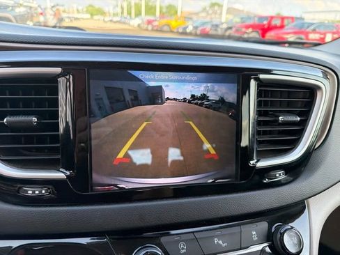 Used 2019 Chrysler Pacifica Touring Plus w/ Tire & Wheel Group FWD image 7