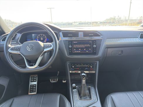 Used 2023 Volkswagen Tiguan SE R-Line image 33