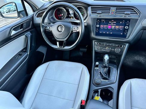 Used 2018 Volkswagen Tiguan SE w/ Panoramic Sunroof Package image 12