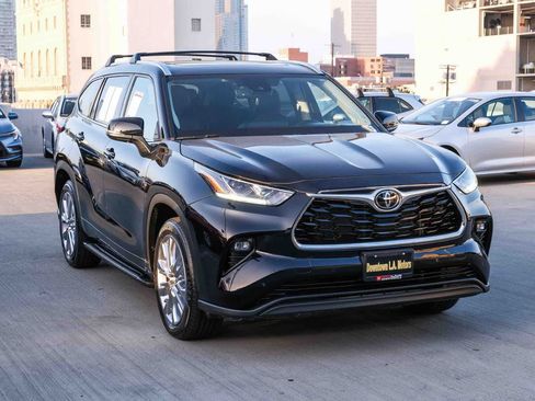 Used 2023 Toyota Highlander Limited FWD image 3