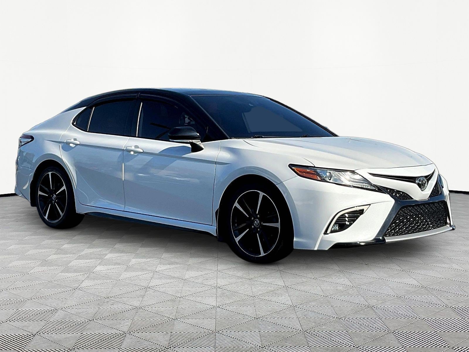 Used 2019 Toyota Camry XSE FWD image 3