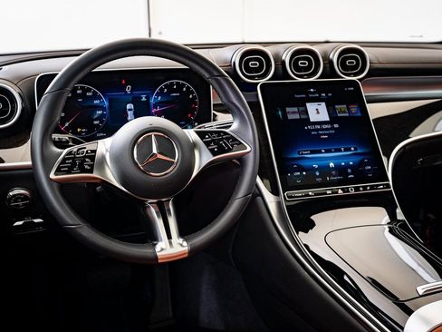 Certified 2025 Mercedes-Benz GLC 300 4MATIC image 4