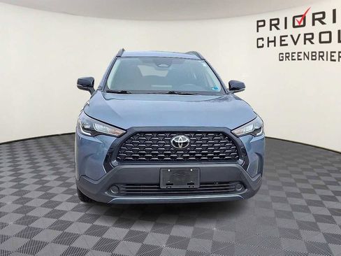 Used 2025 Toyota Corolla Cross LE image 3