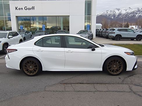 Used 2023 Toyota Camry SE image 2