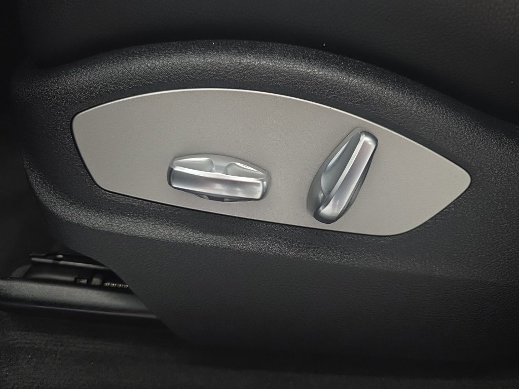 Used 2021 Porsche Macan AWD/4WD image 30