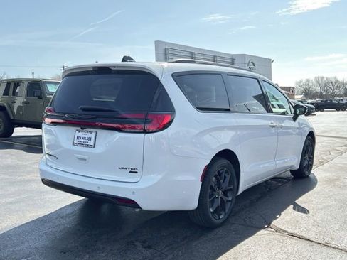 New 2026 Chrysler Pacifica Limited AWD/4WD image 14