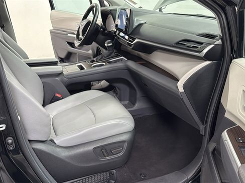 Used 2024 Toyota Sienna XLE image 19