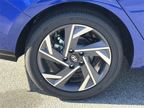 Certified 2025 Hyundai Elantra SEL image 17
