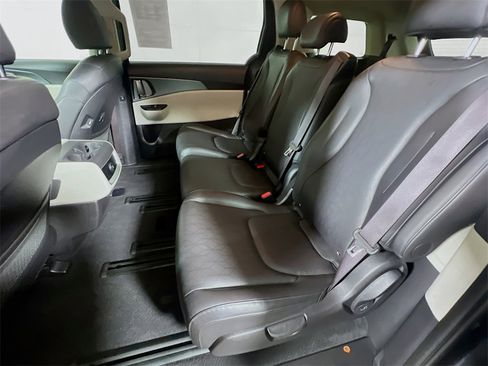 Used 2024 Kia Carnival LX image 22