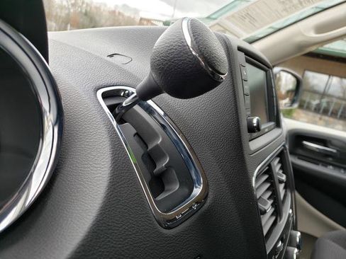 Used 2018 Dodge Grand Caravan SE w/ UConnect Hands-Free Group image 21