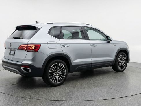 Used 2025 Volkswagen Taos SE image 9