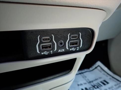 Used 2024 Chrysler Pacifica Touring-L FWD image 23