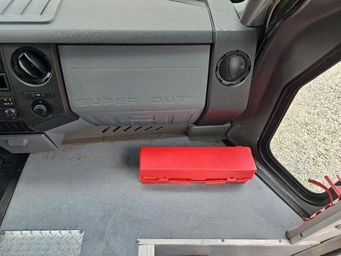 Used 2016 Ford F550 2WD Regular Cab Super Duty image 31