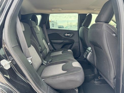 Used 2014 Jeep Cherokee Sport image 18
