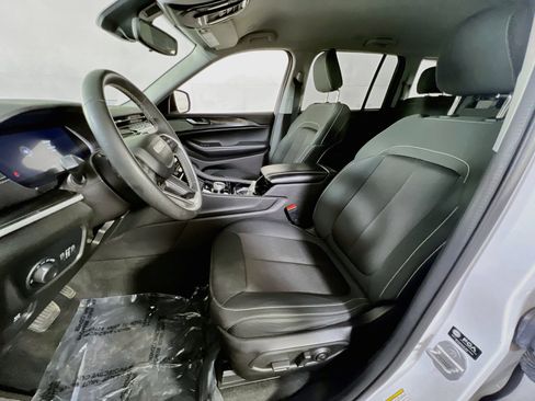 Used 2023 Jeep Grand Cherokee Laredo AWD/4WD image 19