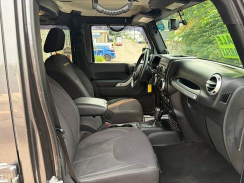 Used 2014 Jeep Wrangler Unlimited Sahara AWD/4WD image 26