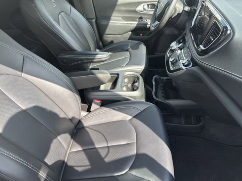 Used 2024 Chrysler Pacifica Touring-L w/ S Appearance Package image 25