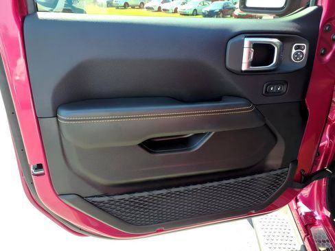 Used 2024 Jeep Wrangler Unlimited Sahara w/ Technology Group AWD/4WD image 19