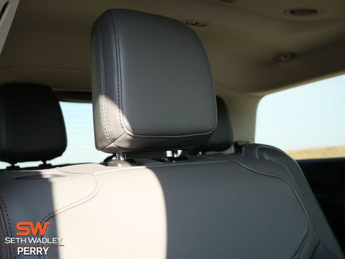 New 2025 Ford Expedition Active image 14