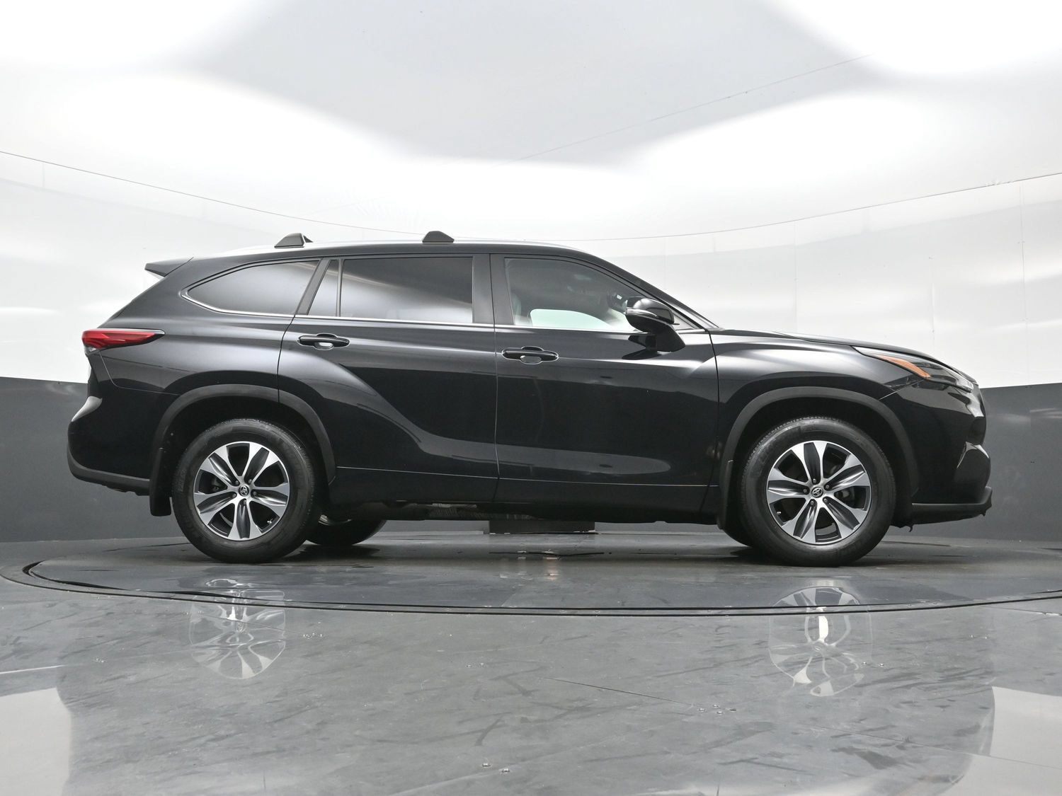 Used 2023 Toyota Highlander XLE AWD/4WD image 34