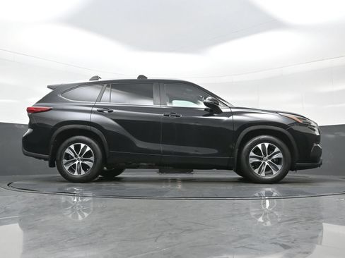 Used 2023 Toyota Highlander XLE AWD/4WD image 34