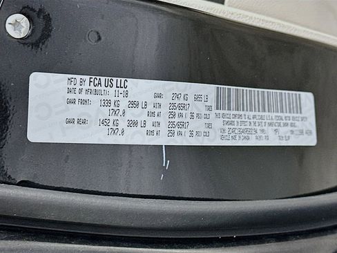 Used 2019 Chrysler Pacifica Touring-L FWD image 33