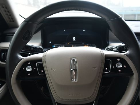 Used 2021 Lincoln Aviator Standard image 10