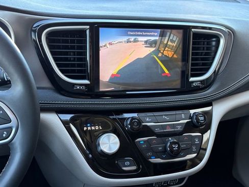 Used 2024 Chrysler Pacifica Select image 10