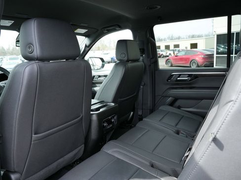 Used 2025 Chevrolet Suburban Z71 image 33