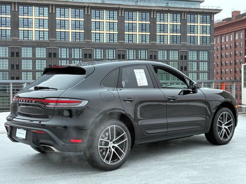 Certified 2026 Porsche Macan AWD/4WD image 8