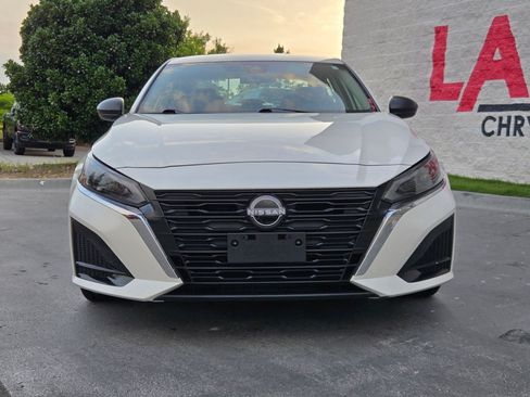 Used 2025 Nissan Altima 2.5 SV FWD image 2