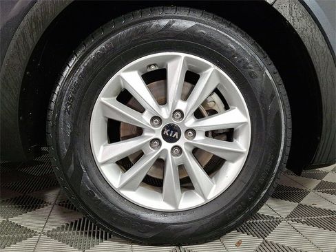 Used 2020 Kia Sorento LX image 11