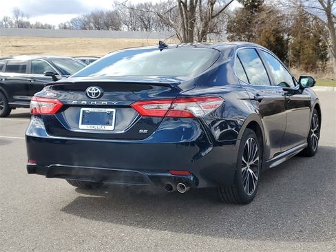 Used 2019 Toyota Camry SE image 3