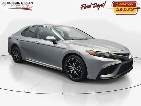 Used 2023 Toyota Camry SE image 1