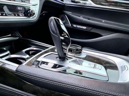 Used 2017 BMW 750i RWD image 17