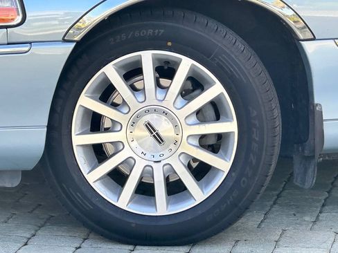 Used 2007 Lincoln Town Car Signature RWD image 3