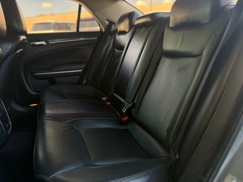 Used 2018 Chrysler 300 Touring L image 10