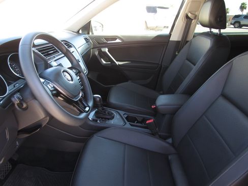 Used 2020 Volkswagen Tiguan SE FWD image 14