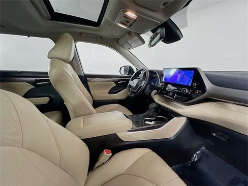 Used 2024 Toyota Highlander Limited image 25