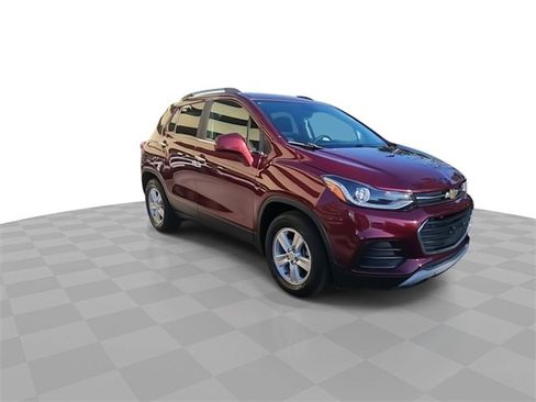 Certified 2017 Chevrolet Trax LT w/ LT Convenience Package image 2