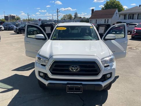 Used 2021 Toyota Tacoma SR5 w/ SR5 Appearance Package (SM) AWD/4WD image 30