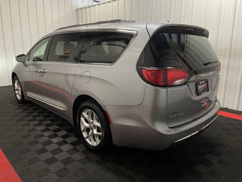 Used 2020 Chrysler Pacifica Limited FWD image 2