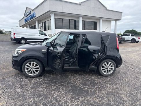 Used 2017 Kia Soul + w/ Primo Package FWD image 4