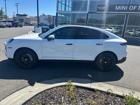 Used 2024 Porsche Cayenne Coupe AWD/4WD image 2